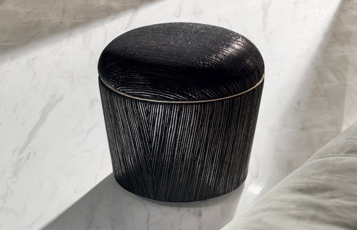 Panche-e-pouf_Teo-loveluxe_Dettaglio-Ambientata